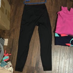 Black crossover leggings with pockets